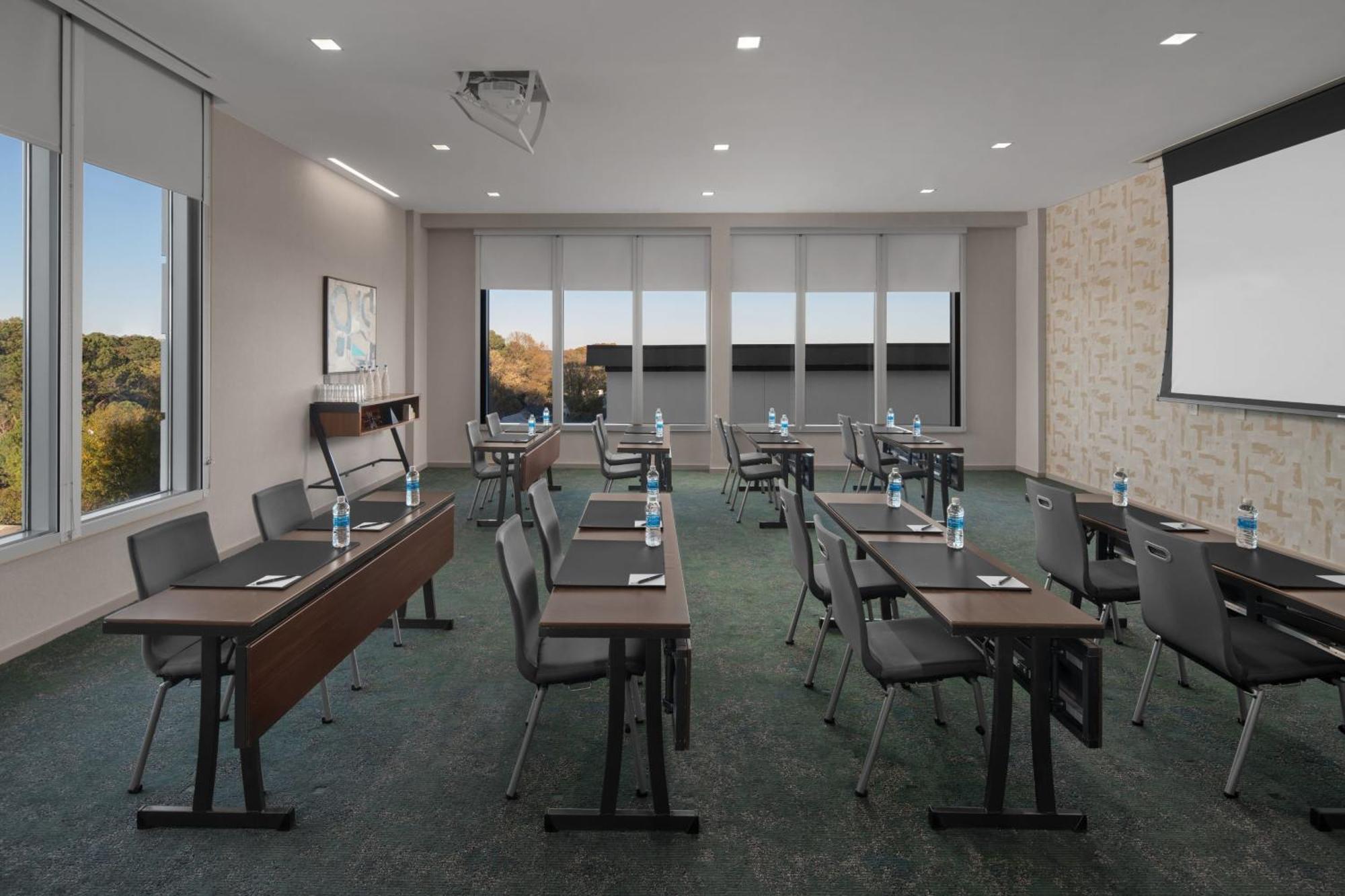 Hotel Ac By Marriott North Hills 3*