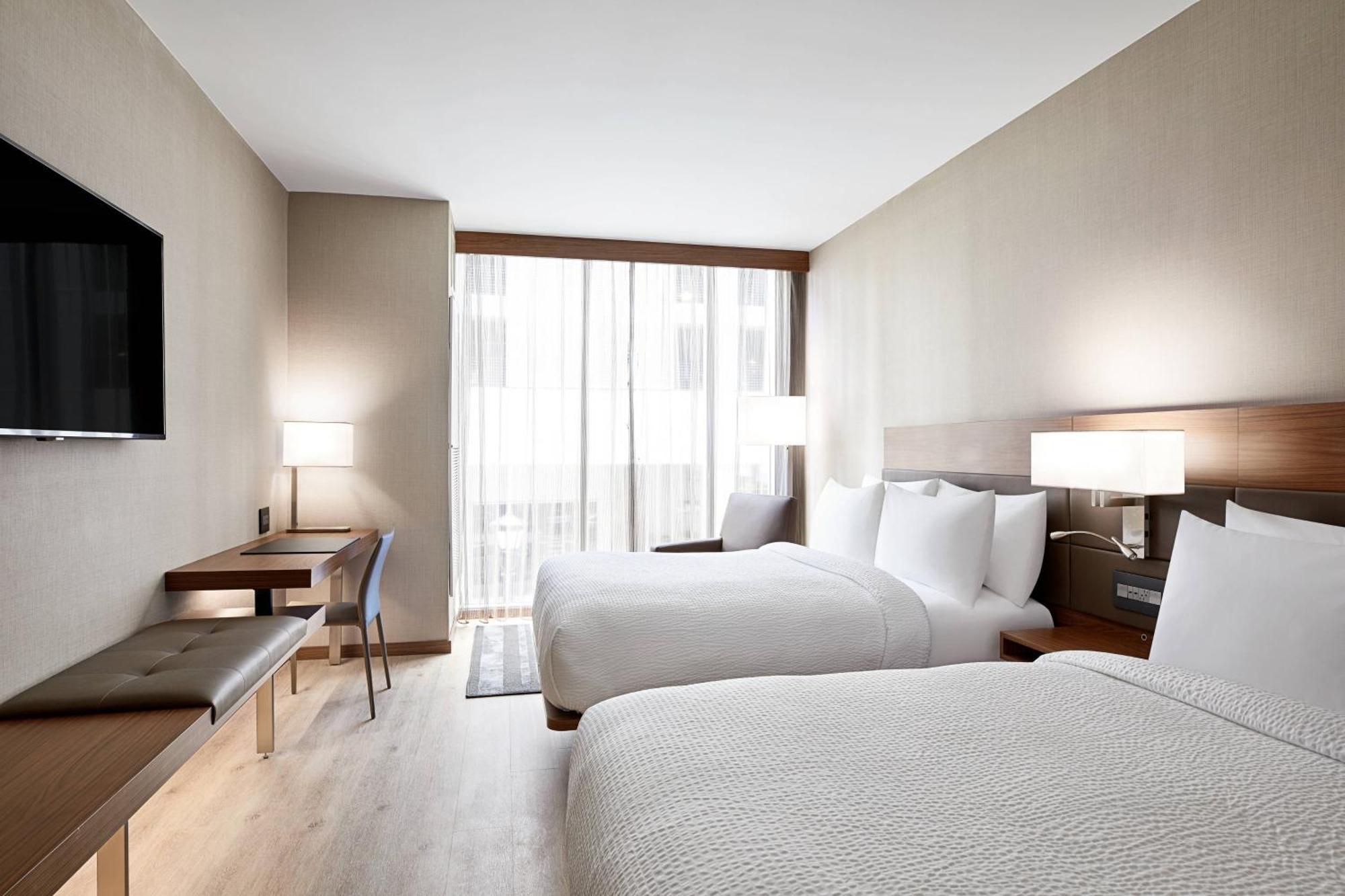 Hotel Ac By Marriott North Hills 3*